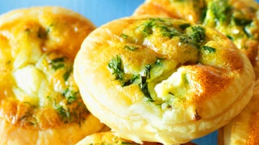 DELICIOUS APPETIZER RECIPE: MINI QUICHE FILLED WITH BRIE & CRANBERRY SAUCE