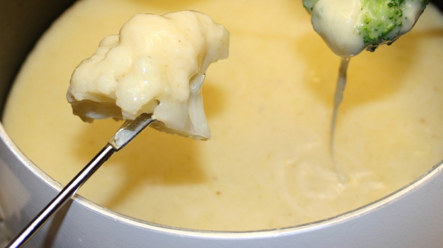 ŠVÍCARSKÉ SÝROVÉ FONDUE RECEPT, IDEÁLNÍ NA SLAVNOSTI !!!