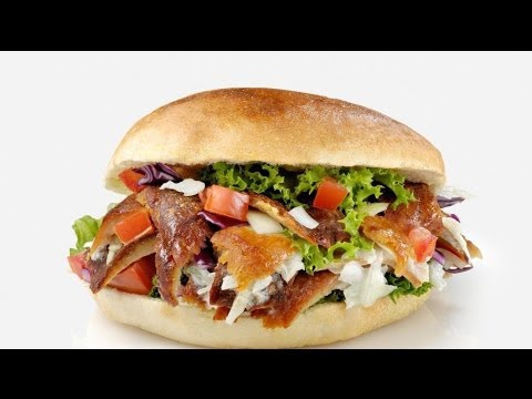 NEJCHUTNĚJŠÍ DÖNER KEBAB RECEPT, S ČERSTVÝM CHLEBEM, ZELENINOU A YOGURTOVOU OMÁČKOU