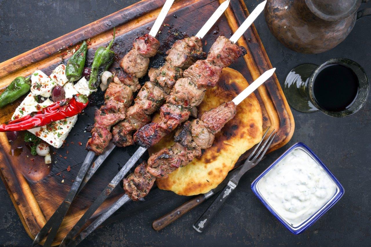 Grilované vepřové souvlaki s tzatziki omáčkou 