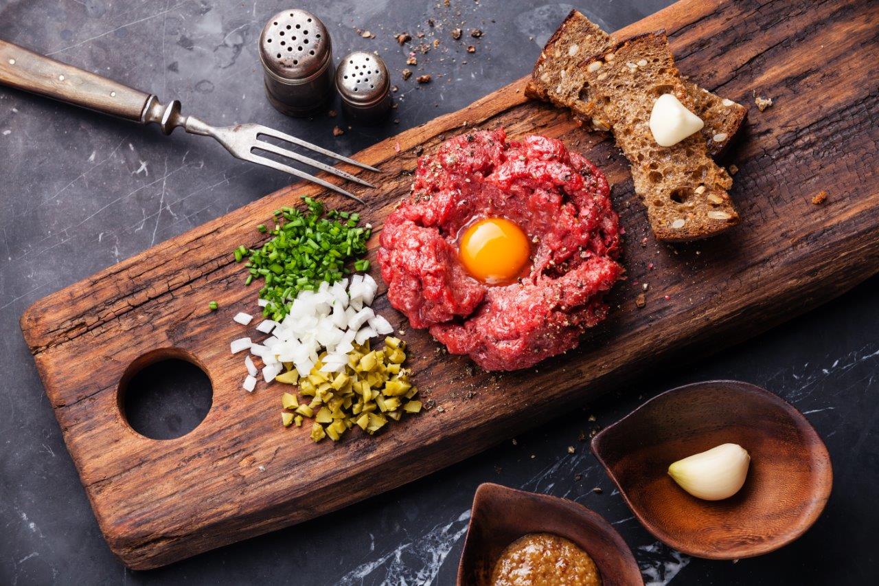 Tatarský biftek (Tatarák)- steak tartar